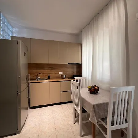 Arsi House Rrjoll 2 בית נופש *